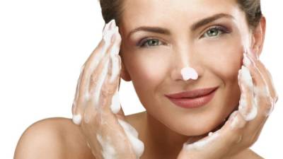 Es importante que siempre limpie bien su rostro y usar siempre una crema hidratante en el rostro.