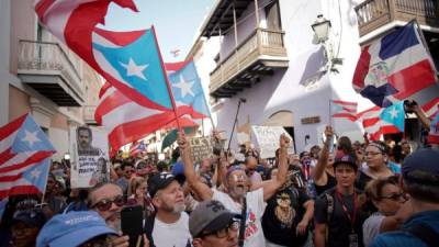 Miles de puertorriqueños salieron este jueves a las calles de San Juan para celebrar la dimisión del gobernador de la isla, Ricardo Rosselló, que fue anunciada por el propio mandatario la noche del miércoles y que será efectiva a partir del 2 de agosto, tras la crisis desatada por las filtraciones de sus polémicos chats.