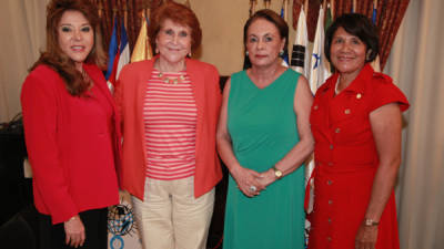 La nueva presidenta del IWC Ruth Valladares con Mary Bendeck, Rosario Núñez y Vilma Karow.