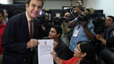 Salvador Nasralla, candidato de la Alianza de Oposición cuando presentaba una denuncia en la Fiscalía contra el presidente del TSE, David Matamoros Batson.