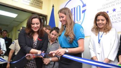 La Primera Dama, Ana García junto a la vicencanciller María Andrea Matamoros al inaugurar el Conmigho y el centro de llamadas Alho Voz.