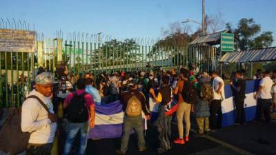 Migrantes hondureños tratan de cruzar la frontera con México en Ciudad Hidalgo, en el estado de Chiapas (México). EFE/ Juan Manuel Blanco/Archivo