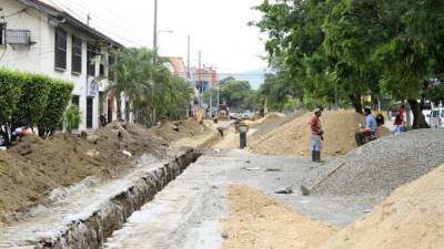 Aguas de San Pedro reemplaza tuberías en la avenida Júnior, que será repavimentada.