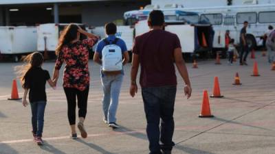Un grupo de hondureños llegó este lunes vía aérea a Honduras.