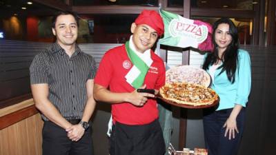Los ejecutivos Gerardo y Erika Hernádez de Grupo Comidas realizaron la presentación de la nueva especialidad que ofrecerá Pizza Hut en este mes.
