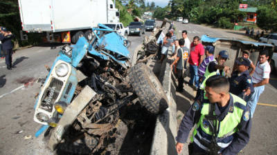 La impudencia de virar en un retorno no autoridazo por parte del pick up provocó el aparatoso accidente, según las autoridades.
