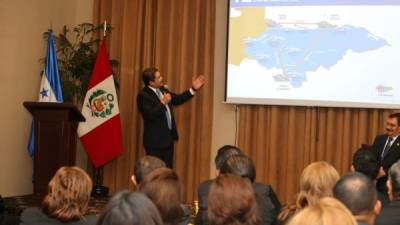 El presidente Juan Orlando Hernández disertó esta mañana ante empresarios peruanos.