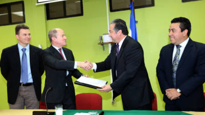 El ministro de la Serna, Roberto Cardona, entregó la licencia ambiental.
