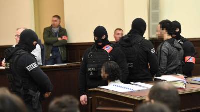 El principal sospechoso en los atentados de París en noviembre de 2015, Salah Abdeslam se sienta junto a su presunto cómplice Sofiane Ayari. AFP/Archivo