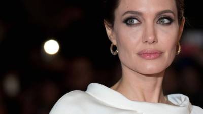 Angelina Jolie impresionó al lucir un elegante vestido blanco tras su llegada a la premier de la película Unbroken en Londres