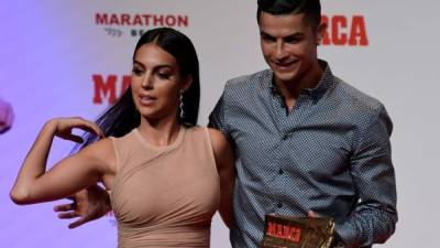 La famosa novia de Cristiano Ronaldo posó orgullosa junto al jugador mientras este era reconocido con el premio MARCA Leyenda este 29 de julio.Pero Rodríguez acaparó la atención mostrando unas curvas más llenas de lo usual con el vestido en color piel que llevó para la ocasión, alimentando más las sospechas de un posible embarazo.