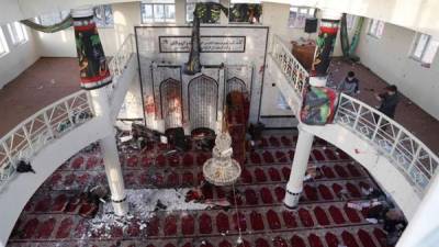 Un atacante suicida se situó ayer por la tarde entre los fieles que habían acudido a rezar a la mezquita chií Imam Zaman. EFE.