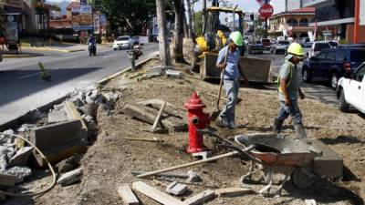 En la Circunvalación, equipos municipales trabajan en reducir las medianas para facilitar los virajes a la izquierda.