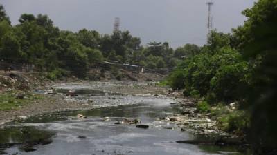 Los principales ríos de San Pedro Sula están contaminados con aguas negras y desechos sólidos. Foto: Melvin Cubas.