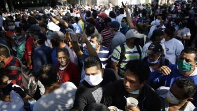 Miles de salvadoreños se aglomeraron en los puntos de repartición del bono de 300 dólares, obligando al gobierno a cerrar estas oficinas./EFE.