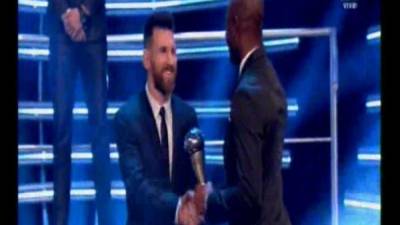 David Suazo le entrega a Lionel Messi el galardón al 11 ideal en los premios The Best de FIFA.