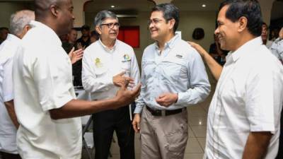 El presidente de Honduras, Juan Orlando Hernández, junto a varios alcaldes.