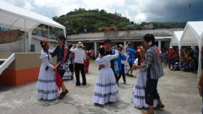 Los japoneses compartieron y bailaron danzas hondureñas.