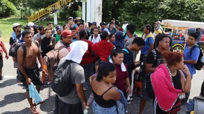 Cientos de migrantes avanzan expuestos a altas temperaturas hacia Huixtla para solicitar un permiso migratorio.