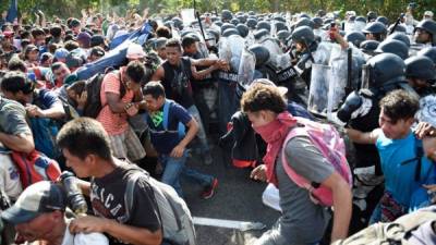 Los soldados de la Guardia Nacional armaron un cerco y marcharon para detener el paso de los migrantes. Fotos: AFP