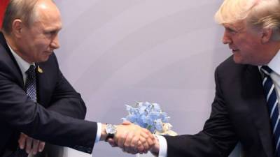 Vladimir Putin estrecha la mano de Donald Trump en esta imagen de archivo tomada con motivo de la cumbre del G20 en julio pasado.