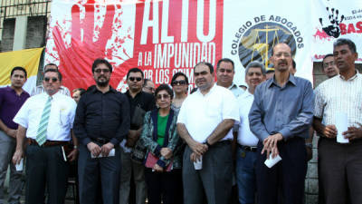 Los abogados realizaron un plantón frente a los Juzgados en San Pedro Sula.
