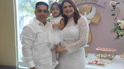 Los padres Rolando Sing y Vanessa Ayala con la pequeña Bianca en brazos.