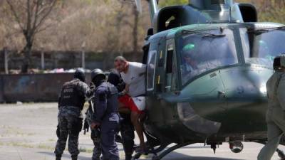 Miembros de la tripulación de la aeronave entregaron a Carlos Arnoldo Lobo a la Policía Nacional en la Penitenciaría Nacional.