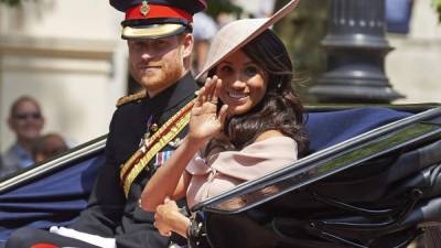 La duquesa de Sussex asistió al al desfile militar en honor al cumpleañs de la reina Isabel II luciendo radiante y un tanto coqueta tras regresar de su luna de miel junto a su esposo, el príncipe Harry.