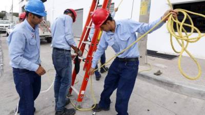 Una cuadrilla de la EEH realiza trabajos de mantenimiento. Foto de archivo.