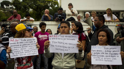 En grupo de estudiantes se manifestó ayer de forma pacífica.