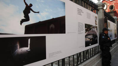 Vista parcial de la exposición fotográfica 'Viajes invisibles, migrantes en México: protejamos sus derechos' hoy, miércoles 16 de octubre de 2013, afuera de la Casa de Cultura de España en Ciudad de México (México).