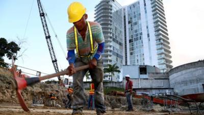 Un hombre trabaja en la construcción de la segunda torre del complejo Panorama, en Rancho El Coco