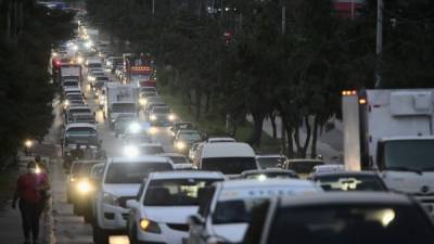 El tráfico vehicular hacia el occidente del país hace una combinación mortal por la falta de alumbrado y los múltiples baches en la carretera. Fotos: Yoseph Amaya.