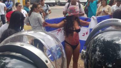 Las mujeres exigen el cese de la violencia contra ellas en Honduras.