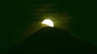 El volcán Popocatépetl visto desde el poblado de Chipilo en el estado mexicano de Puebla , enmarca el eclipse lunar en la madrugada de hoy, miércoles 8 de octubre de 2014 EFE