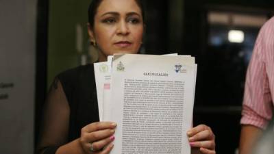 La congresista Marlene Alvarenga llegó con sus abogados al TSE. Líderes del PAC también se reunieron.