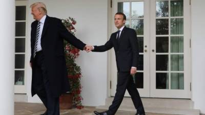 Trump y Macron se tomaron de la mano para caminar por los jardines de la Casa Blanca. /AFP.