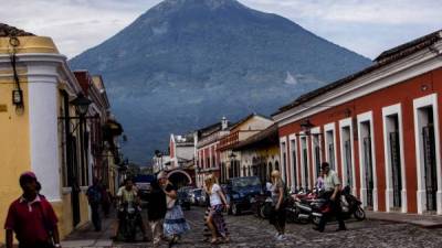 Turistas extranjeros caminan en la Ciudad de la Antigua, uno de los lugares mas visitados por turistas en Guatemala. EFE/Archivo