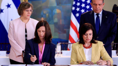 Sheila Herrling, de la MCC, y la ministra María Antonieta Guillén firmaron el convenio. Lobo y Kubiske fueron testigos de honor.