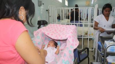 Las salas de pediatría están repletas por la afluencia de menores hospitalizados con dengue y chikungunya.