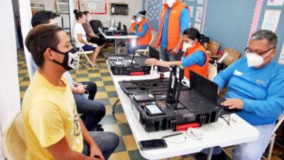 Un grupo de ciudadano mientras realiza su enrolamiento.