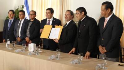 El presidente Juan Orlando Hernández y el director de Transparencia Internacional en Honduras, Alejandro Salas. Foto archivo.