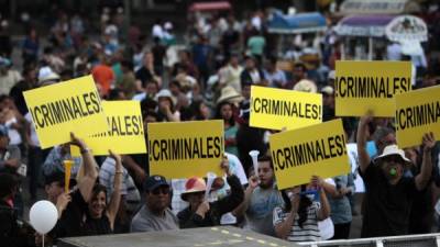 El millonario desfalco en las aduanas ha movido a miles de guatemaltecos a pedir la renuncia del mandatario y la vicepresidenta de ese país.