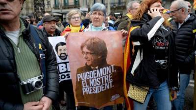 Tras conocerse la detención de Puigdemont, en Barcelona se organizaron manifestaciones que terminaron el domingo por la noche con altercados que dejaron 92 heridos leves, entre ellos 23 policías, según los servicios de emergencias de la región. / AFP PHOTO / Josep LAGO
