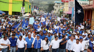 El candidato junto a varios líderes encabezó varias caminatas.