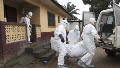 La misionera congoleña Chantal Pascaline, una de las dos compañeras de los religiosos españoles evacuados de Liberia el jueves por la epidemia de ébola, falleció este sábado en Monrovia víctima del virus, informó en Madrid la ONG para la que trabajaba.