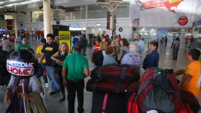 Estadounidenses llegando al aeropuerto Villeda Morales. Foto: Yoseph Amaya