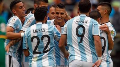 Los argentinos celebrando uno de los goles del partido. Foto AFP