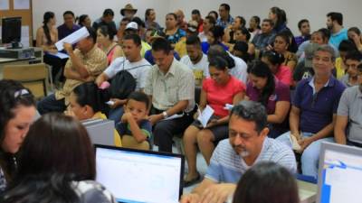 Hacinados están los contribuyentes debido a que la nueva oficina es pequeña. Foto: Melvin Cubas.